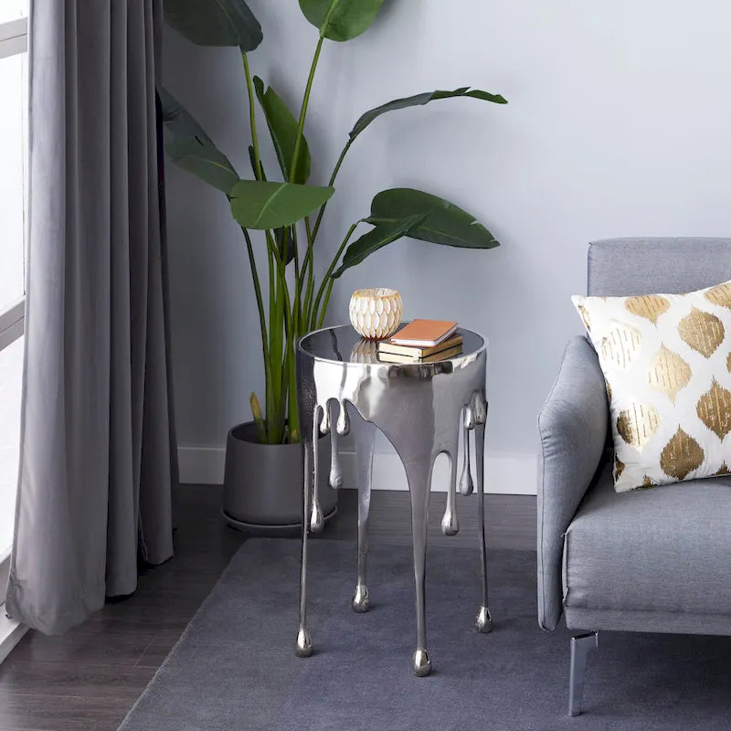 Table basse ou d'appoint en aluminium avec pieds à effet de fonte et plateau en verre fumé