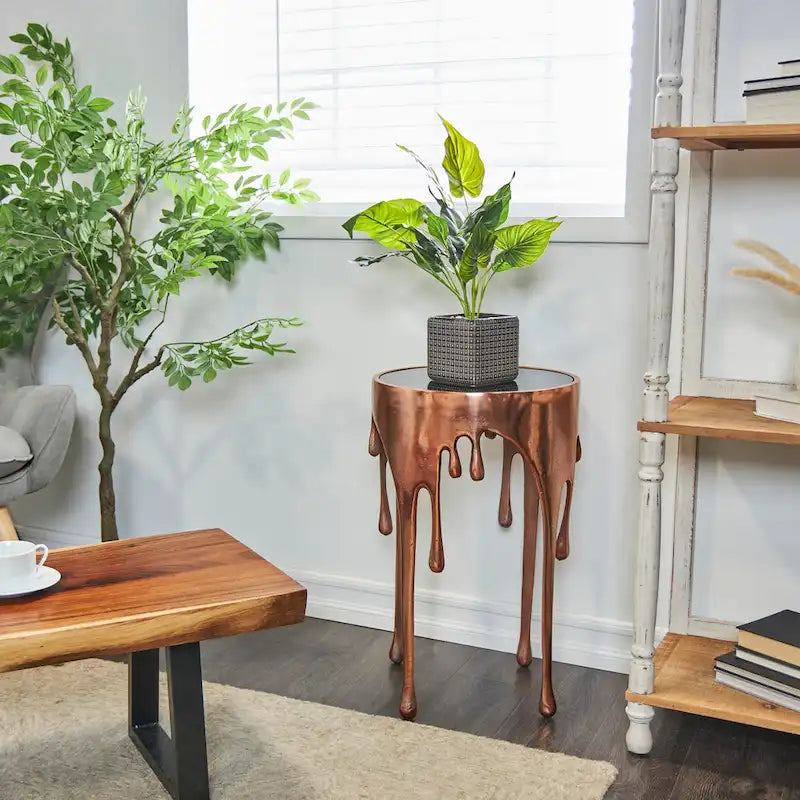 Table basse ou d'appoint en aluminium avec pieds à effet de fonte et plateau en verre fumé