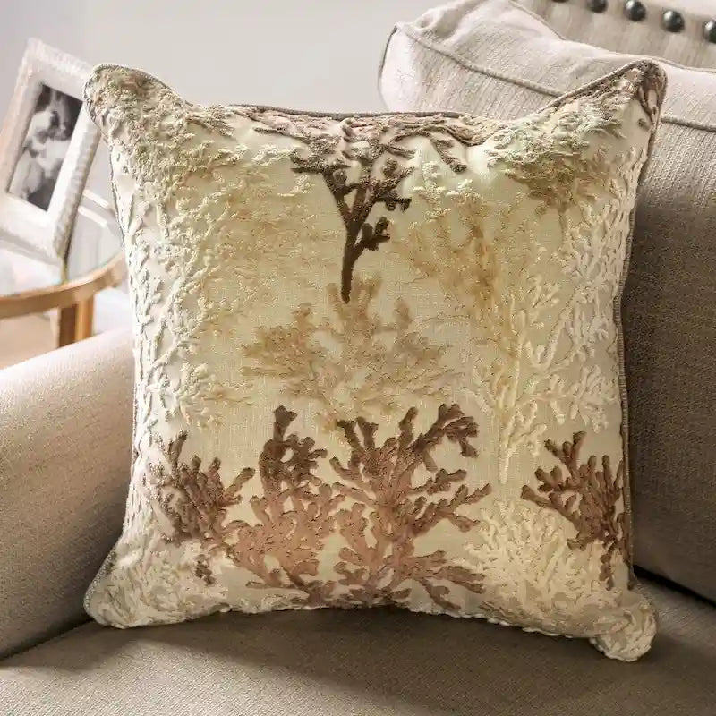 Causeuse rembourrée en bois massif beige traditionnel avec garniture cloutée