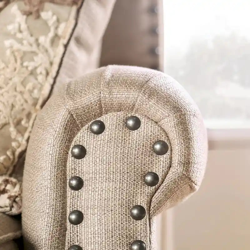 Causeuse rembourrée en bois massif beige traditionnel avec garniture cloutée